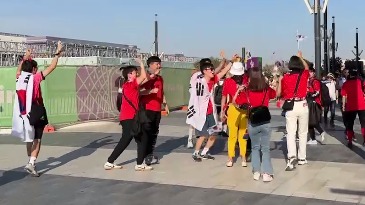 اختصاصی/ حال و هوای هواداران کره جنوبی و اروگوئه در اطراف ورزشگاه شهرک آموزش