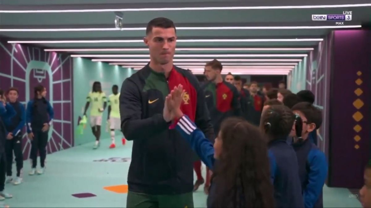 هیجان زده شدن کودکان همراه بازیکنان پرتغال - غنا از دیدن کریستیانو رونالدو