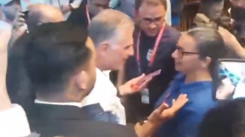 جر و بحث کی روش با خبرنگار بی بی سی جهانی که در کنفرانس مطبوعاتی پیش از بازی ایران - ولز از مهدی طارمی سوال سیاسی پرسید.