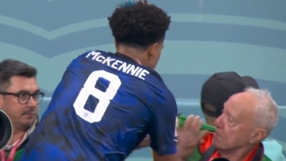 استفاده مک‌کنی از کاور یک عکاس برای خشک کردن دستش حین بازی آمریکا و انگلیس