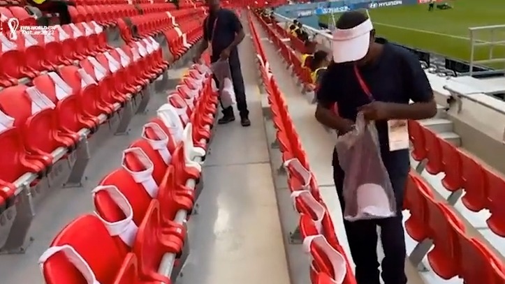 تعبیه کلاه روی صندلی‌ های استادیوم برای حفاظت هواداران ژاپن و کاستاریکا