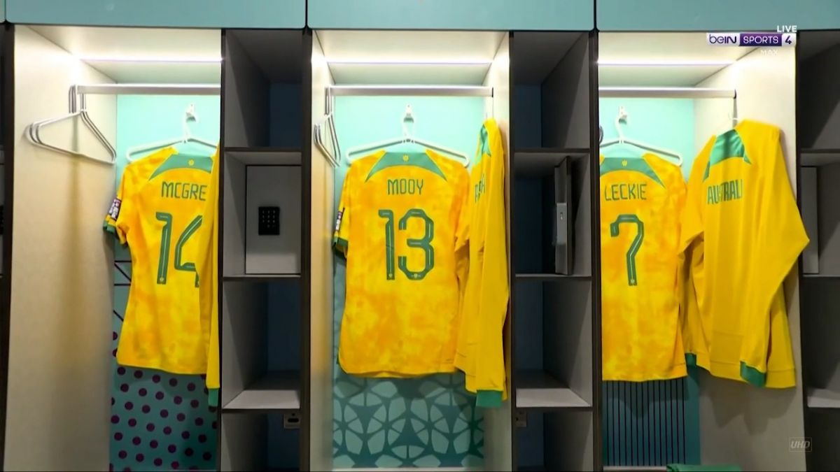 ورود بازیکنان استرالیا و دانمارک به ورزشگاه الجنوب و رختکن دو تیم پیش از بازی