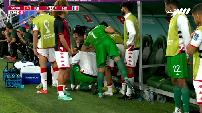 پیگیری بازی دانمارک و استرالیا توسط بازیکنان تیم تونس