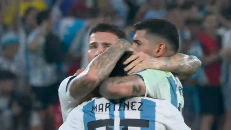 شادی بازیکنان آرژانتین پس از برتری مقابل استرالیا و صعود به یک چهارم نهایی جام جهانی