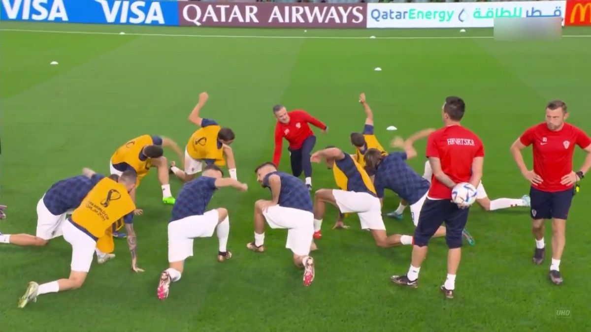 گرم کردن بازیکنان کرواسی و ژاپن پیش از بازی