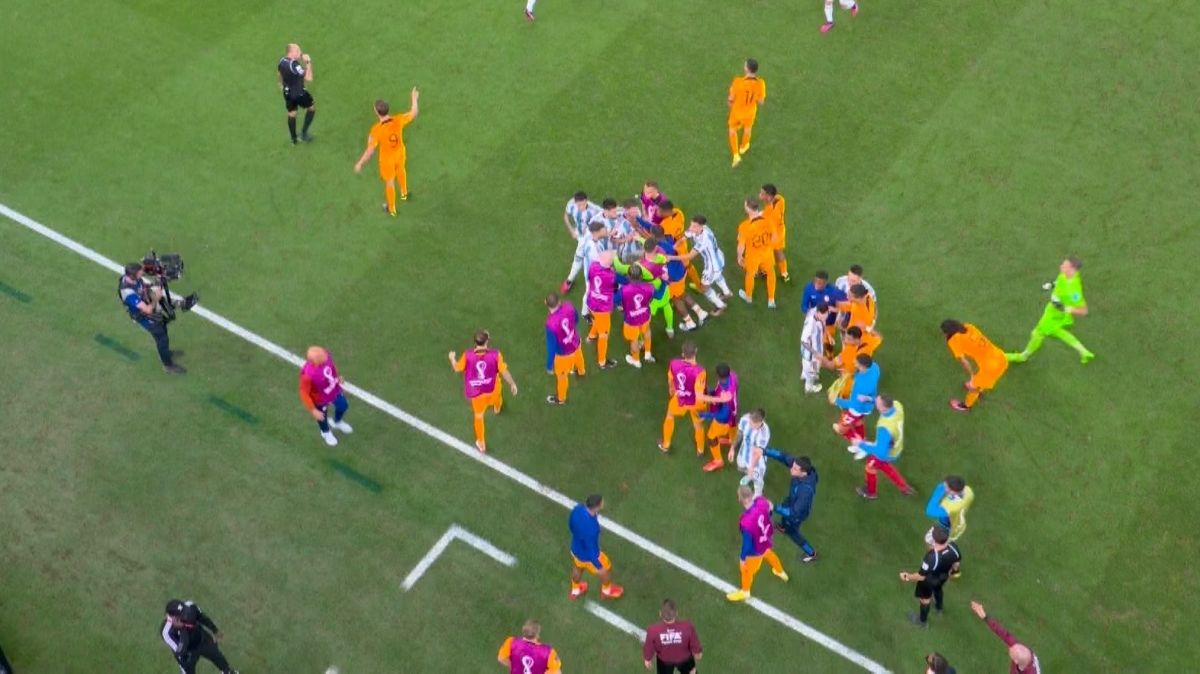 درگیری بازیکنان هلند و آرژانتین پس از حرکت عجیب بازیکن آرژانتین