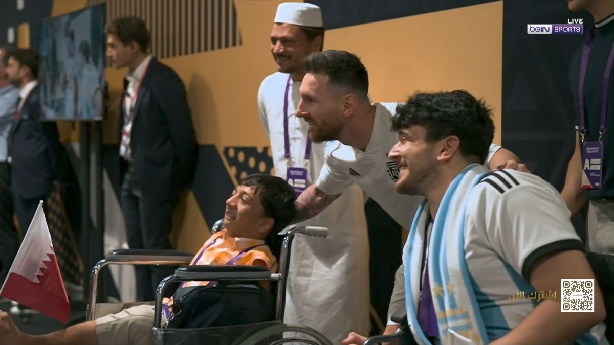 عکس یادگاری مسی پیش از ورود به زمین چمن لوسیل با هوادار معلول قطری