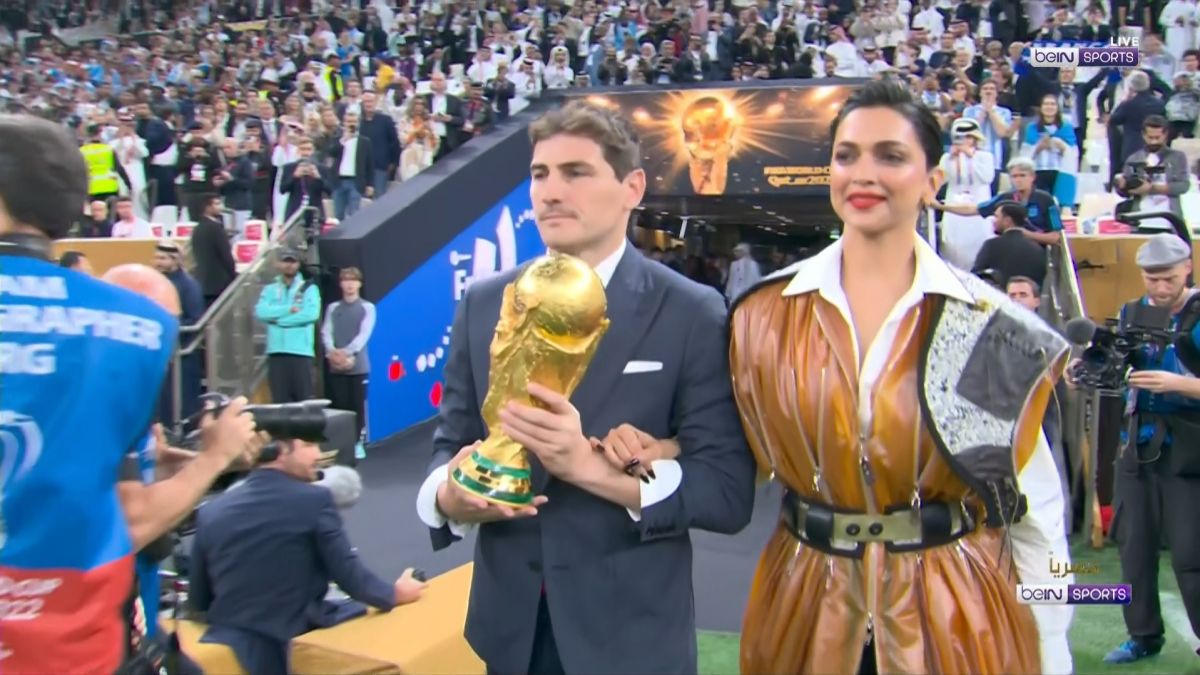 رونمایی از کاپ قهرمانی جام جهانی 2022 توسط کاسیاس در ورزشگاه لوسیل