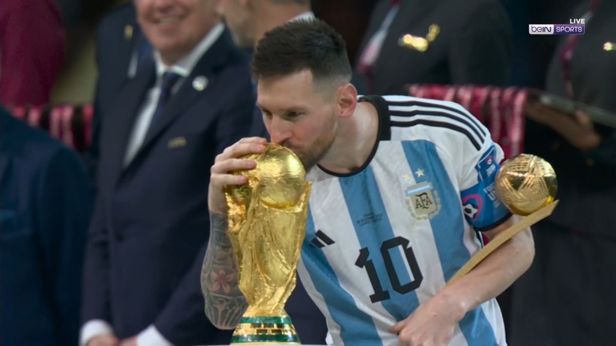 اهدای جایزه بهترین بازیکن جام جهانی 2022 به لیونل مسی