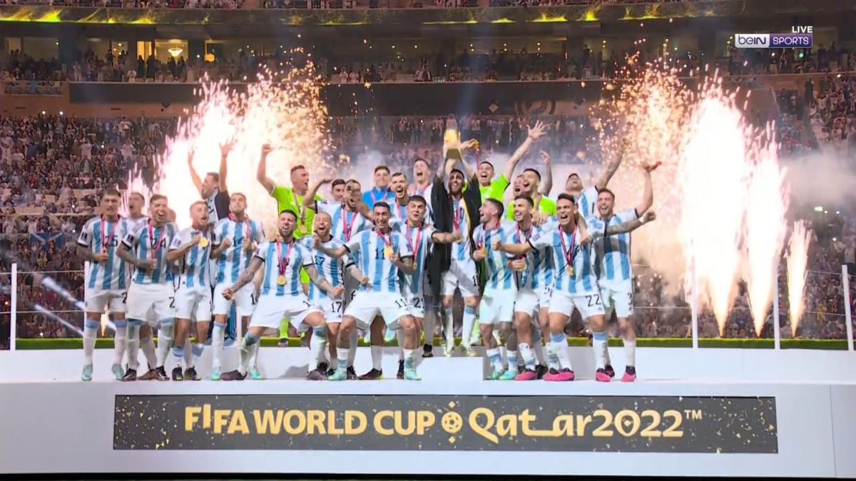 لحظه بالا بردن کاپ قهرمانی جام جهانی 2022 توسط مسی