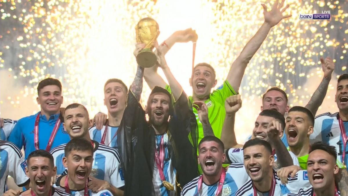 مراسم کامل اهدای مدال طلا و کاپ قهرمانی جام جهانی 2022 به بازیکنان آرژانتین