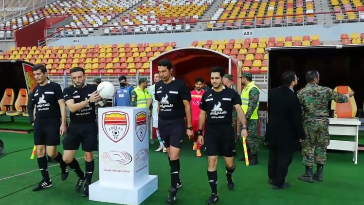 اختصاصی/ ورود دو تیم فولاد و ذوب آهن به زمین برای شروع مسابقه