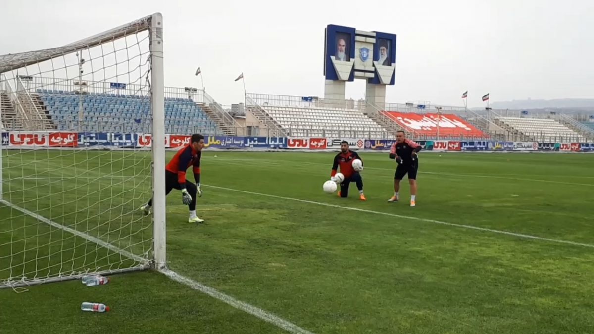 اختصاصی/ گرم کردن بازیکنان تراکتور و مس کرمان پیش از تقابل در هفته سیزدهم لیگ برتر