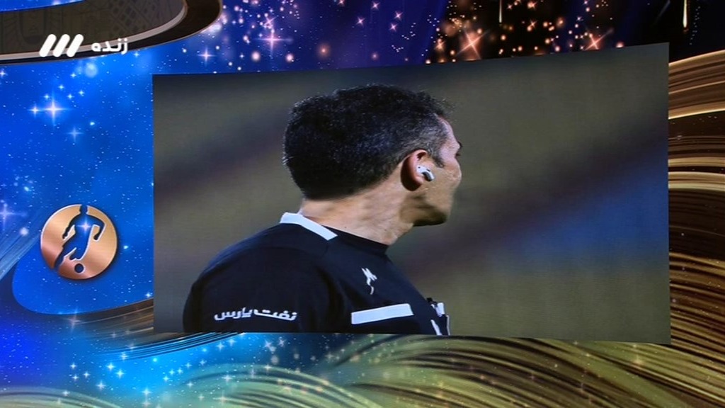 استفاده داوران از ایرپاد در بازی صنعت نفت آبادان و استقلال!