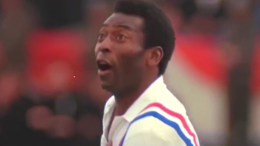 گل زیبای پله در سکانسی از فیلم فرار به سوی پیروزی