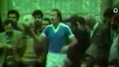 بازی جالب آرارات و استقلال در سال ۱۳۵۸ که در زمین خاکی و با حضور تماشاگران در کنار زمین انجام شد