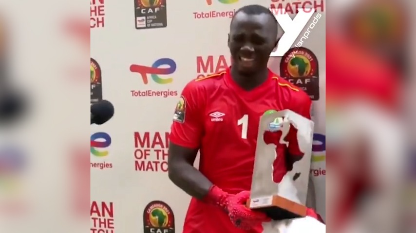 درخشش دروازه بان سیرالئون مقابل الجزایر و گریه های او بعد از انتخاب به عنوان بهترین بازیکن زمین