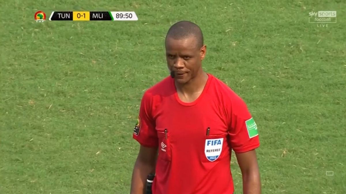 افتضاح داوری در جام ملتهای آفریقا/ سوت پایان دو بار در دقایق 85 و 89 توسط داور زده شد!