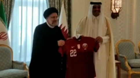 تقدیم پیراهن تیم ملی قطر به آیت‌الله رئیسی توسط امیر قطر