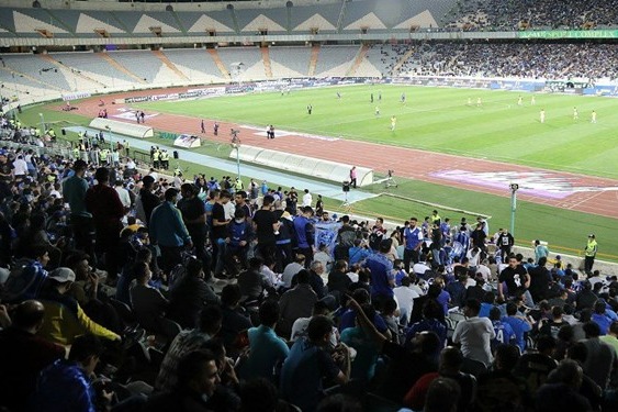 حاشیه بازی استقلال و پیکان/ درخواست گوینده ورزشگاه از هواداران استقلال/ اشتباه چشمی خطرساز نشد