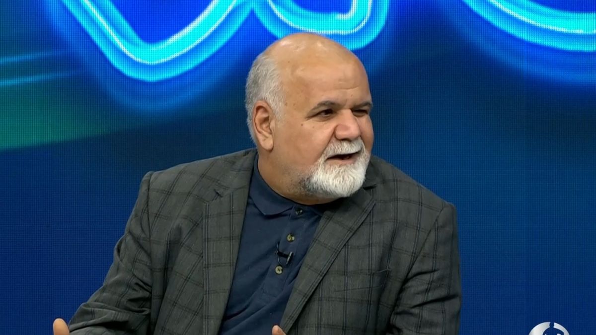 چشمک عضو البدل کمیته بدوی به میثاقی و پاسخ میثاقی به وی با پایین انداختن سرش