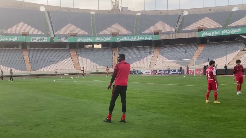 اختصاصی/ حضور شیخ دیاباته در زمین قبل از بازی پرسپولیس و مس رفسنجان