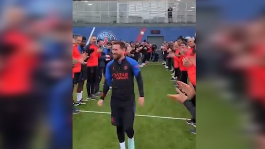 خوش آمد گویی بازیکنان پاری سن ژرمن به مسی