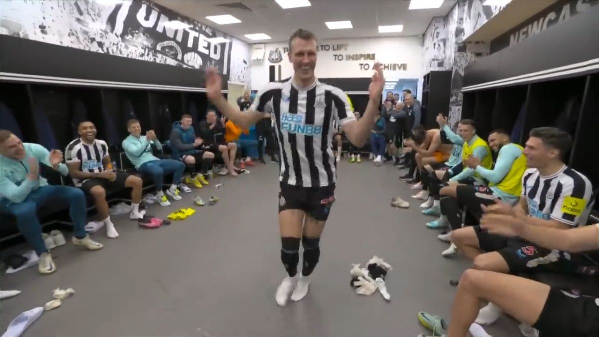 شادی بازیکنان نیوکاسل در رختکن پس از صعود به نیمه نهایی جام اتحادیه انگلیس