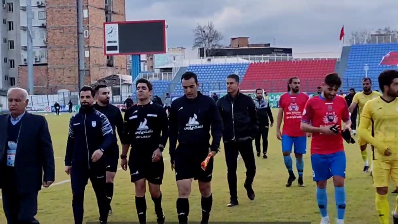 اختصاصی/ اعتراض حمید مطهری به داور در پایان بازی با فجر سپاسی