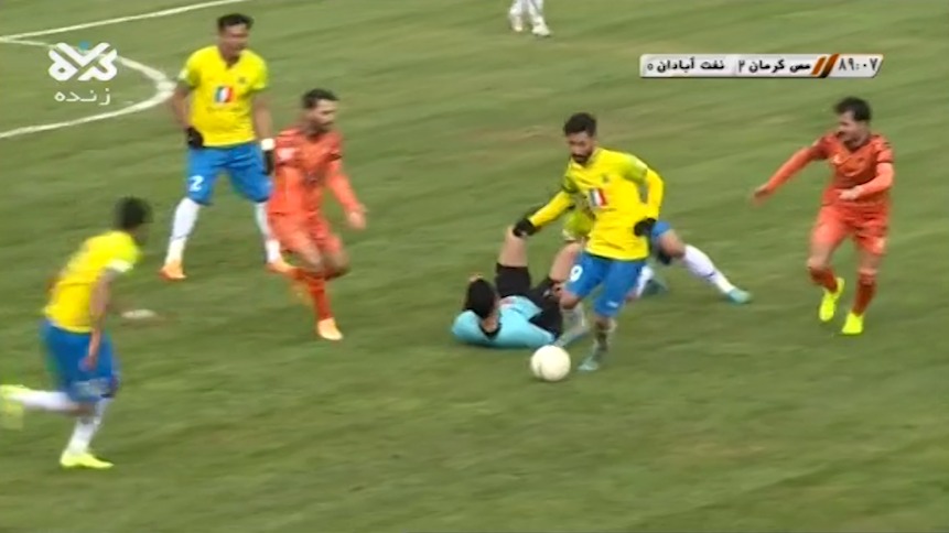 تکل بازیکن صنعت نفت روی پای داور!