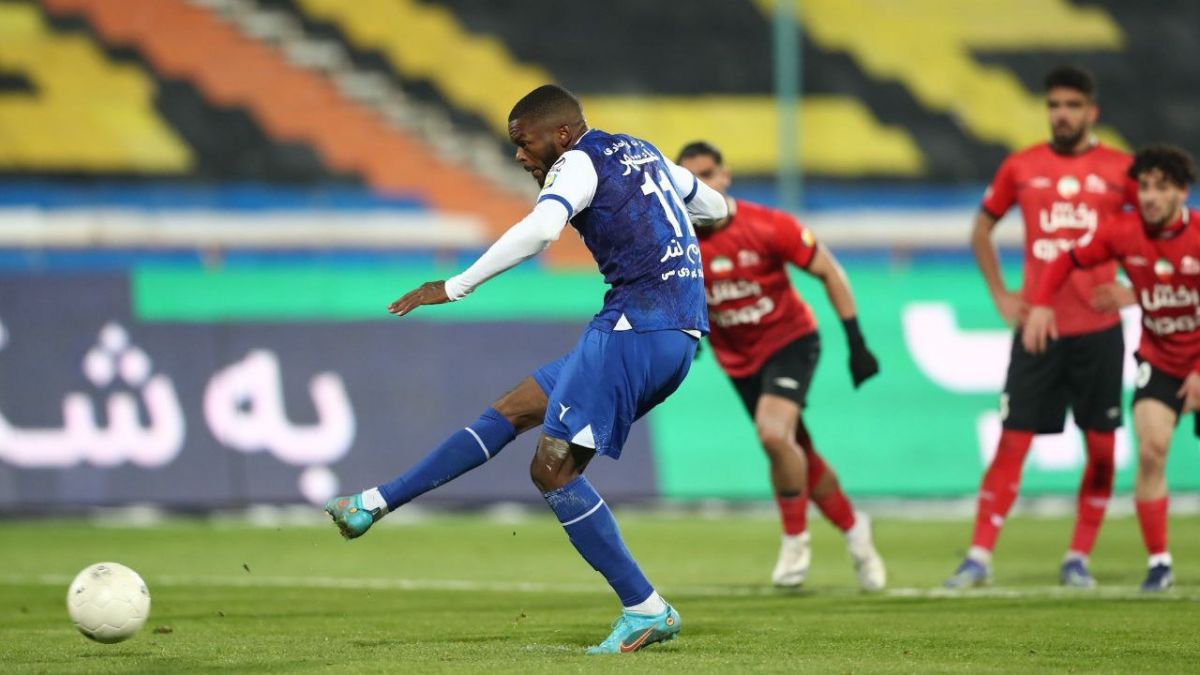 خلاصه بازی استقلال 2-1 تراکتور (صعود پرحاشیه استقلال)