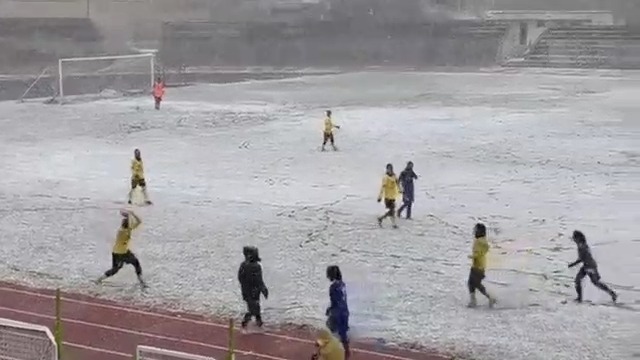 عجایب فوتبال ایران/ برگزاری بازی بانوان سپاهان و زارع باتری سنندج در شرایط برفی و باورنکردنی که 4 ساعت به طول انجامید