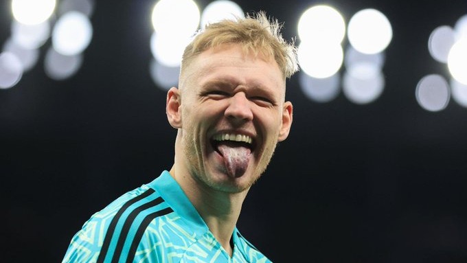 خنده شیطانی رمزدیل دروازه بان آرسنال و کتک خوردن از ریچارلیسون و هوادار تاتنهام پس از سوت پایان دربی لندن