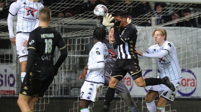 گل دوم شارلروا به سرکل بروژ (امیرحسین حسین زاده 5 دقیقه پس از ورود به بازی)