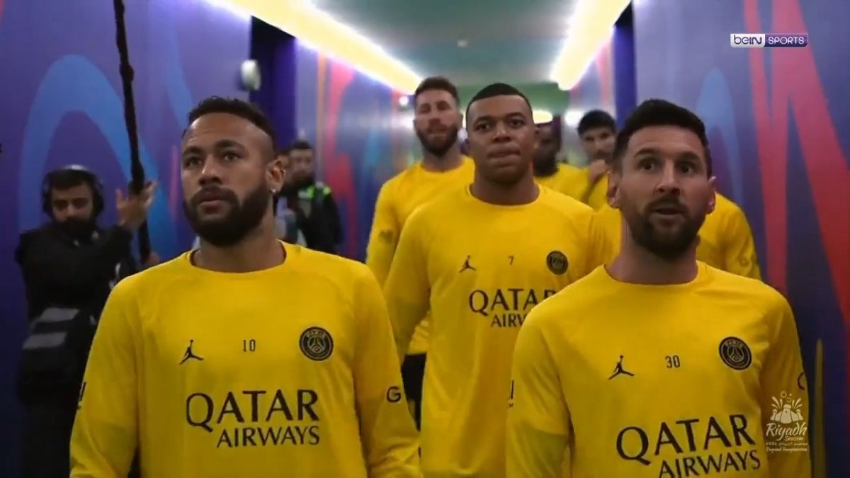 ورود مسی، نیمار و امباپه به زمین برای گرم کردن پیش از تقابل با رونالدو