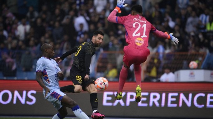 گل زیبای مسی به منتخب ریاض از زاویه پشت دروازه