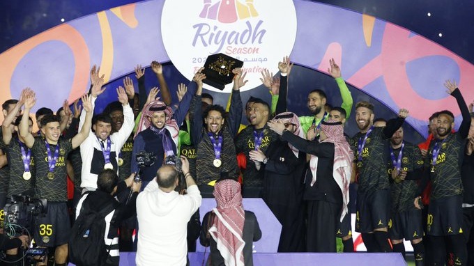 اهدای کاپ قهرمانی به بازیکنان پاری سن ژرمن پس از برتری مقابل منتخب ریاض
