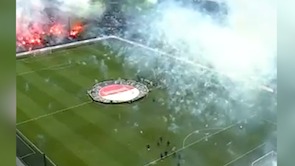 جو بی نظیر ورزشگاه فاینورد پیش از شروع بازی با آژاکس