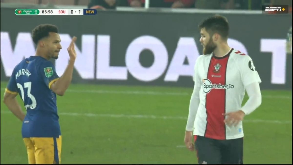 حرکت تحقیرآمیز بازیکن نیوکاسل بعد از اخراج مدافع ساوتهمپتون در جام اتحادیه انگلیس