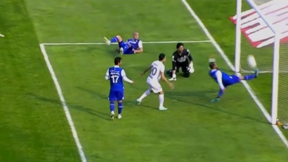 دفع توپ عالی روزبه چشمی از روی خط دروازه