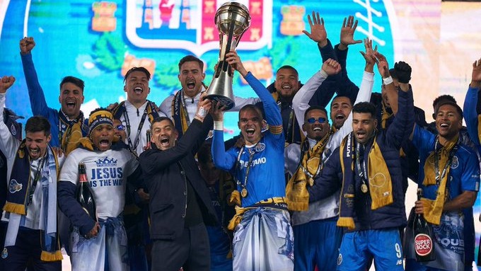 اهدای جام قهرمانی لیگ کاپ پرتغال به بازیکنان پورتو