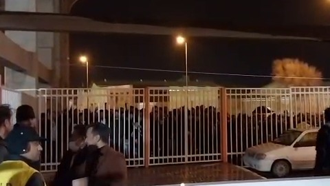 اختصاصی/ تشویق بی امان ساپینتو توسط طرفداران استقلال مقابل درب پشتی ورزشگاه