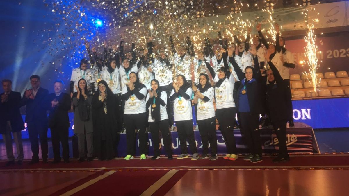 اختصاصی/ اهدای مدال به تیم های پیکان و سریک در پایانرقابت های والیبال بانوان