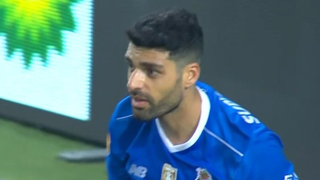 حرکت دیدنی مهدی طارمی مقابل اسپورتینگ که با بدشانسی توپ به تیر برخورد کرد و تبدیل به گل نشد