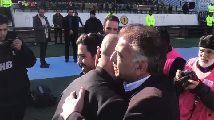 اختصاصی/ خوش و بش روی ماتا و مازیار زارع پیش از بازی و تشویق مازیار زارع