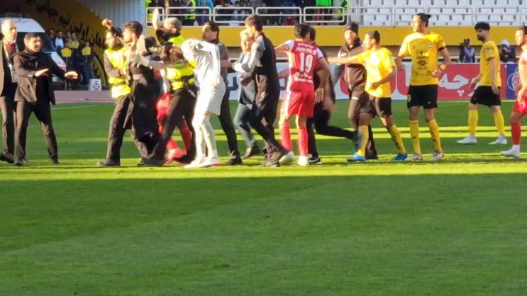 اختصاصی/ دو صحنه ورود جیمی جامپ به زمین در جریان بازی سپاهان و پرسپولیس