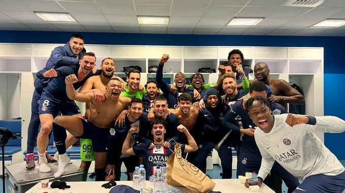 شادی بازیکنان پاری سن ژرمن در رختکن پس از برتری مقابل مارسی