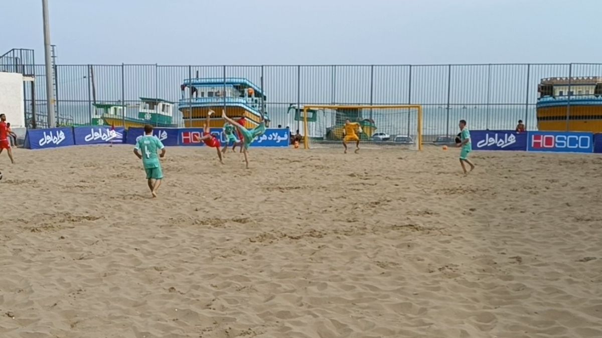 اختصاصی/ سوپرگل قیچی برگردان تماشایی مختاری بازیکن تیم ملی فوتبال ساحلی مقابل بلاروس