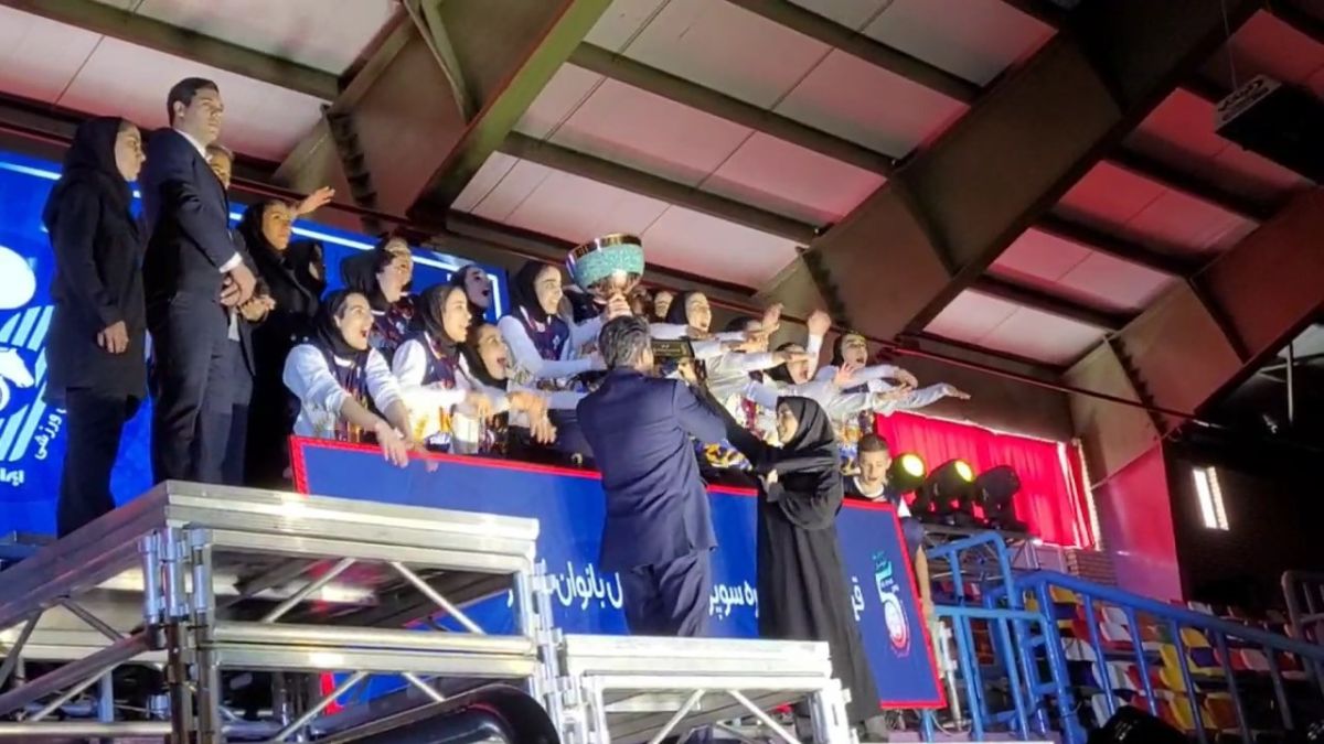 اختصاصی/ لحظه اهدای جام قهرمانی لیگ برتر فوتسال بانوان به تیم پیکان