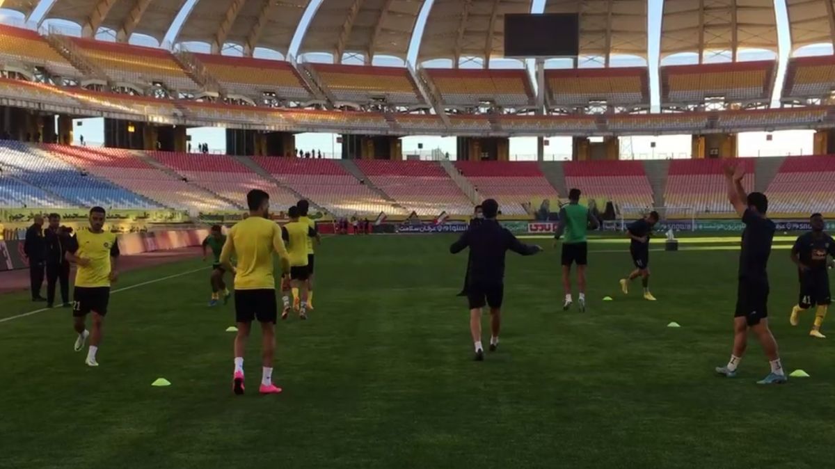 اختصاصی/ گرم کردن سپاهان و هوادار و داوران قبل از بازی دو تیم